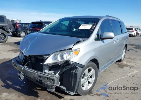 2018 Toyota Sienna Le 8 Passenger z USA, uszkodzony, nr VIN 5TDKZ3DC5JS902419